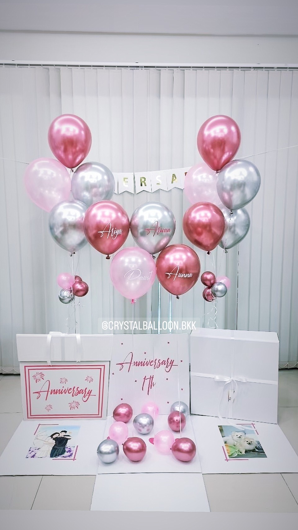 Happy Anniversary Surprise Box กล่องเซอร์ไพรส์วันครบรอบ Theme สีชมพูแชมเปญโครเมี่ยม-เงิน พร้อมป้ายธง 11 ตัวอักษร พร้อมตกแต่ง ช่อลูกโป่ง 5 ลูก 2 ช่อ สามารถใส่รูปได้ 2 ใบ สามารถเปลี่ยนสีลูกโป่ง/เปลี่ยนสีข้อความได้