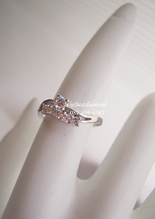 BR415RD+++แหวนน่ารักๆ ดีไซน์ลงตัวสวยงาม ระหว่างเพชรเม็ดเดียว กับ แหวนแถว เพชรสวยมากๆๆ ใส่ติดนิ้วได้เลย แถมใส่ได้สวยทุกนิ้ว