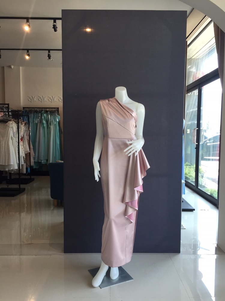 พร้อมเช่า ชุดเดรส เดรสไหล่เดียว ผ้าดัชเชส แพทเทิร์นเนียบ แต่งระบายสะโพก สีชมพูอมม่วง