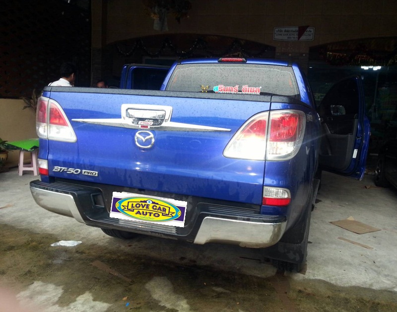 พรมรองพื้นรถยนต์ Mazda BT-50 4 ประตู ลายกระดุมสีดำขอบแดง