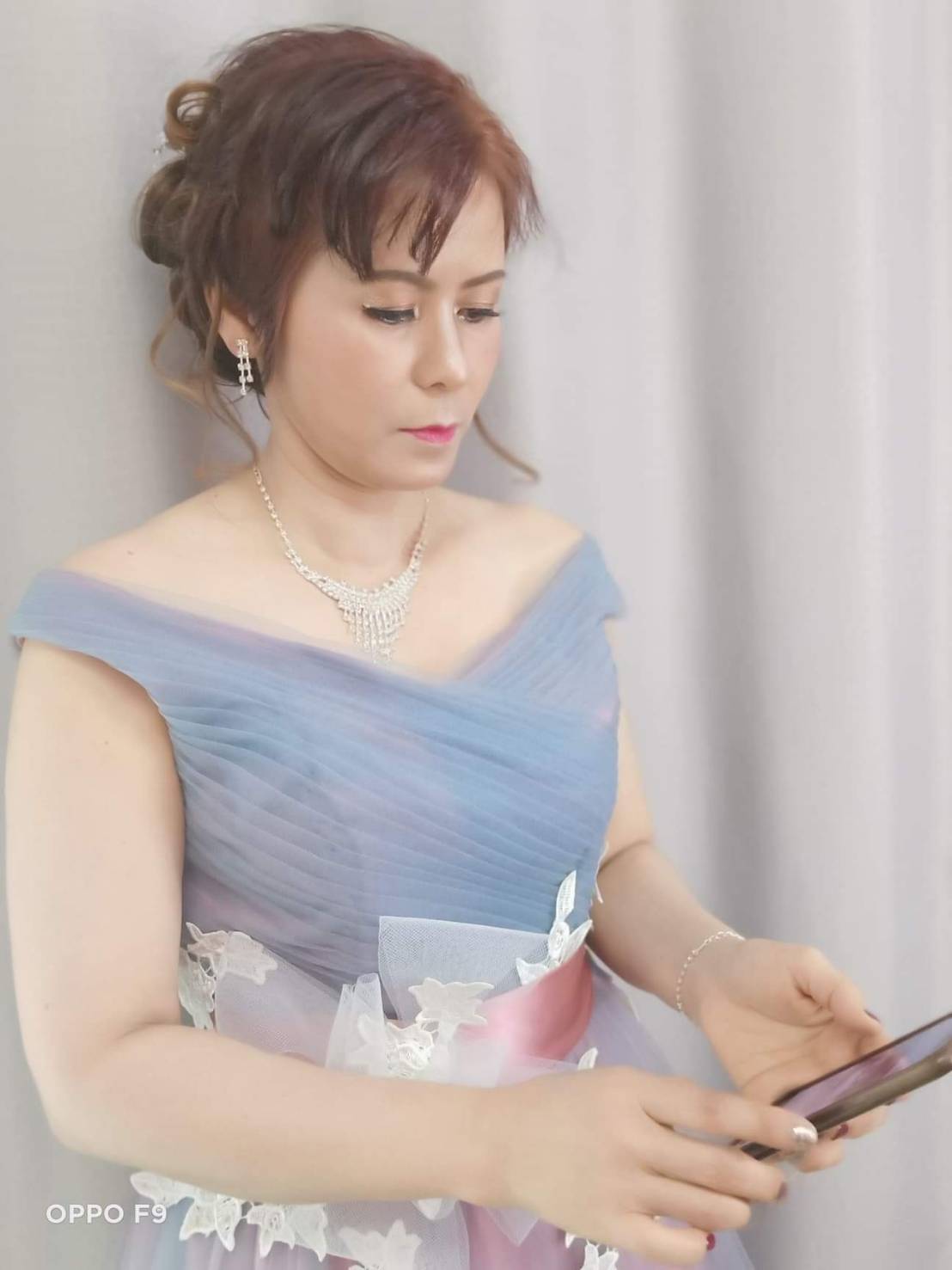 พร้อมเช่า ชุดราตรียาว แบบไหล่ปาด สีเทา-ชมพู Two Tone สไตล์เจ้าหญิง สวยหวานน่ารักมาก เนื้อผ้าตาข่าย แต่งโบว์และลูกไม้ช่วงเอว (เชือกผูกหลัง)