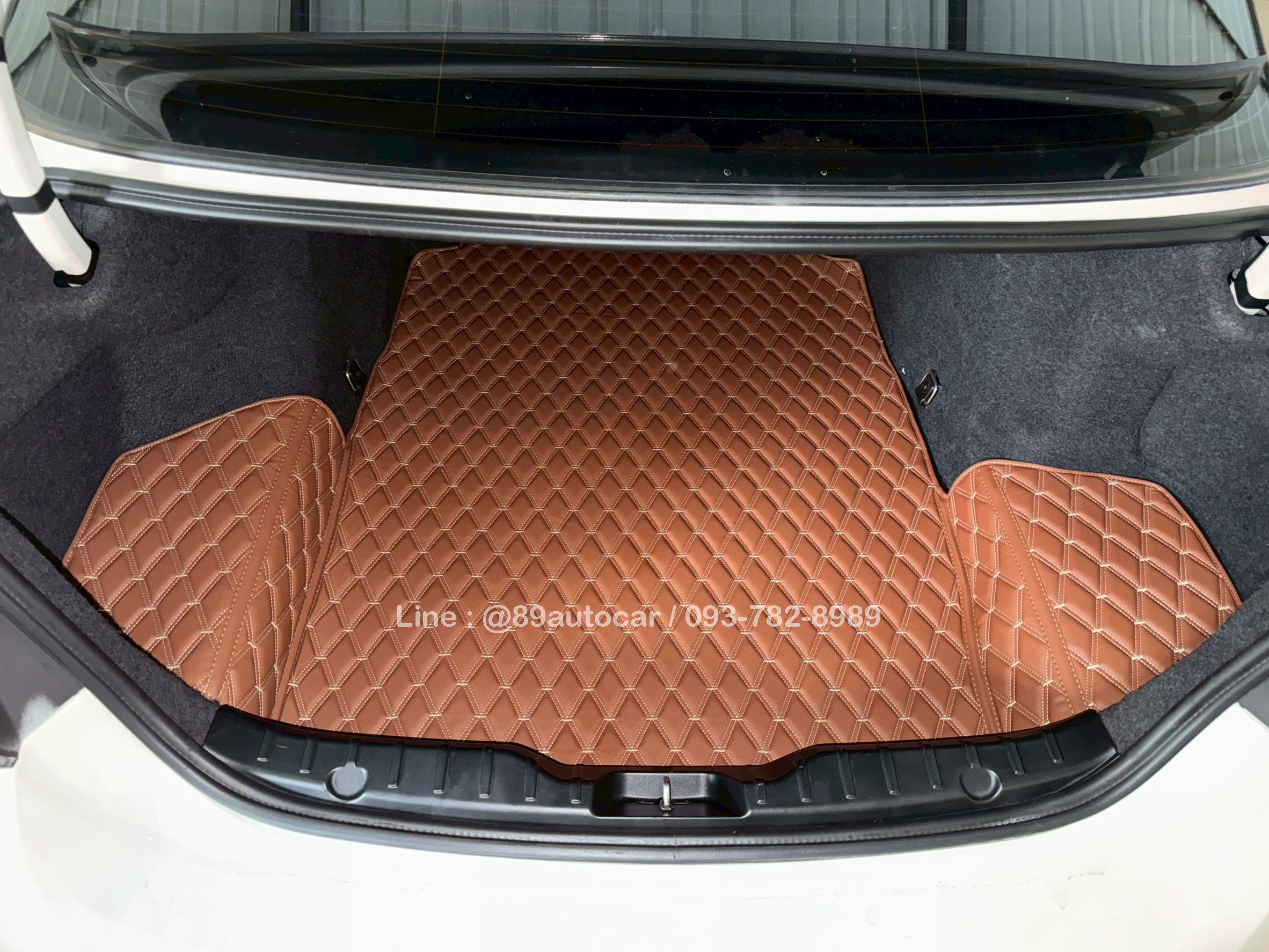 พรมรถยนต์ BMW 520d F10 ปูพรมVVIP สีน้ำตาลเข้มด้ายทอง + ท้าย กระดุมเล็ก PVC แท้ สีครีม