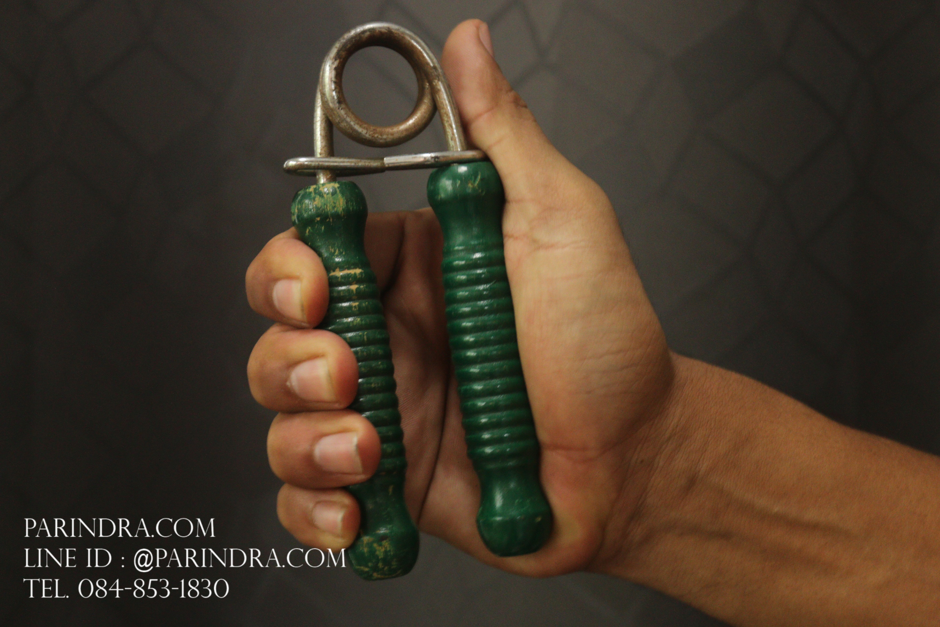 อุปกรณ์สำหรับบีบฝึกกำลังมือ ด้ามไม้สีเขียว ใช้การได้ดี JAPAN