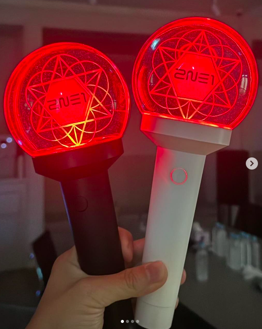 PRE แท่งไฟ [2NE1] OFFICIAL LIGHT STICK (ของแท้ 100%) ระบุสีที่ต้องการ
