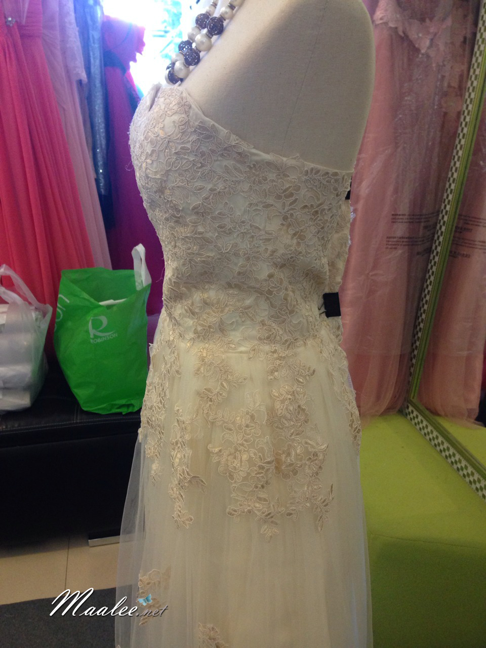 พร้อมเช่า ชุดราตรียาว เกาะอก ลูกไม้ คลุมด้วยผ้าตาข่าย สวยหรู สีครีมChampagne (มีทั้งแบบซิป และเชือกผูกหลัง)