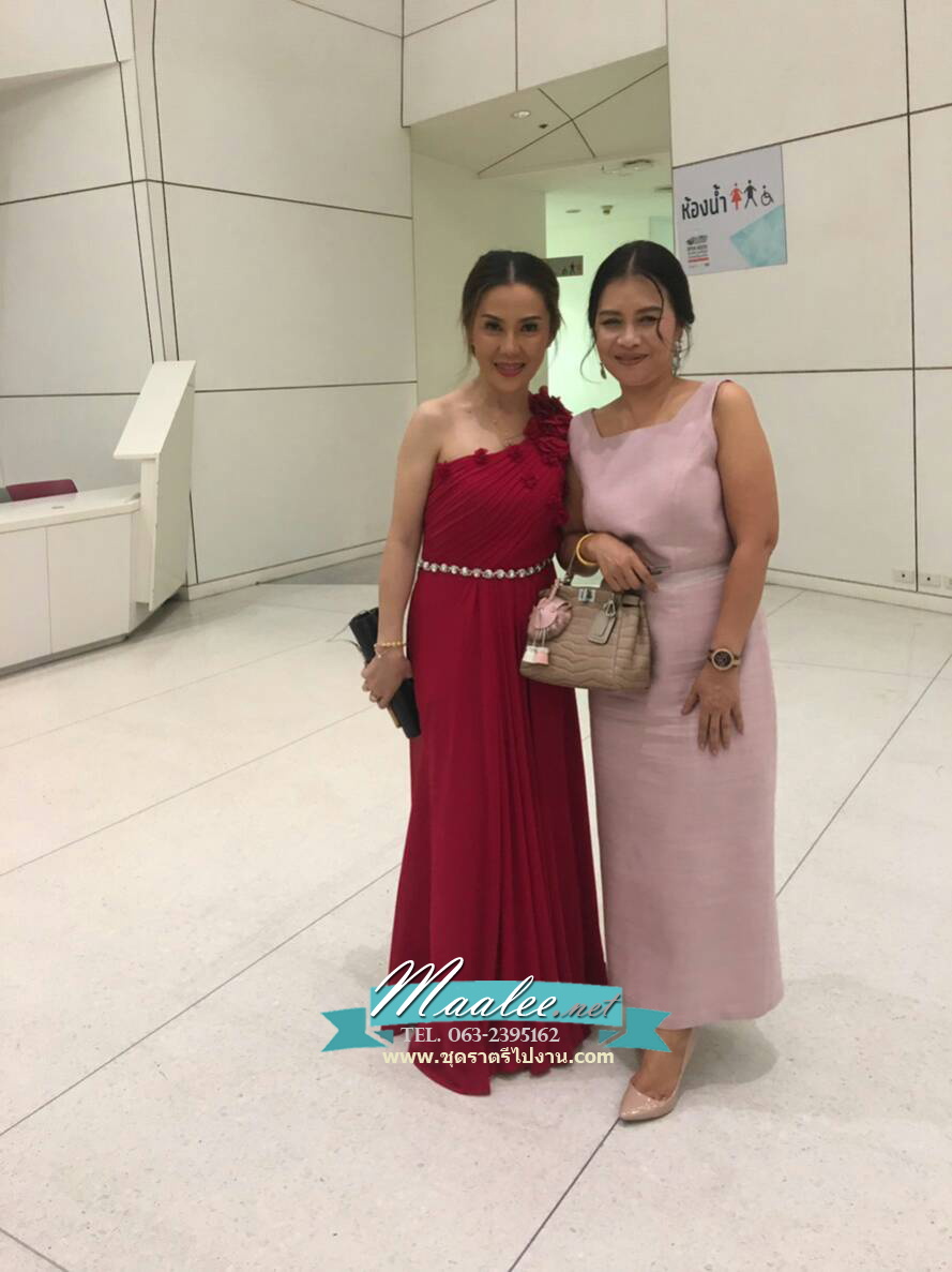 พร้อมเช่า ชุดราตรียาว ไหล่เดียว ผ้าชีฟองคาดเพชรที่เอว แต่งดอกสวย สีไวน์แดง