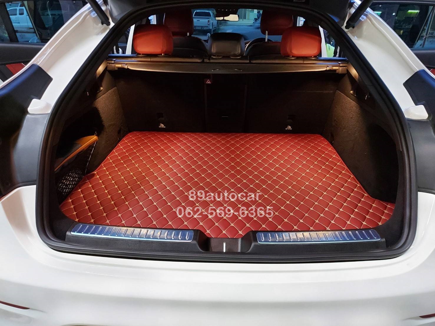 พรมรถยนต์ GLC300e Coupe ปูพรม6D สีแดงไวน์ เข้ารูป เต็มคัน