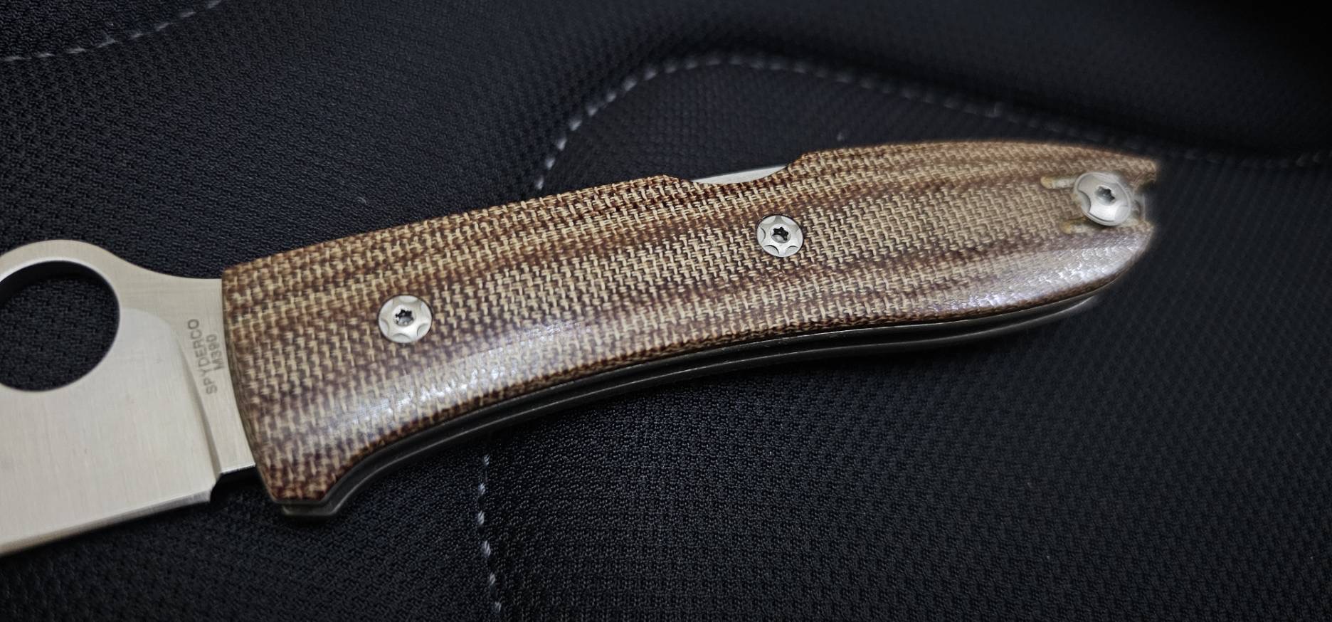 Spyderco/LionSteel Max SpyOpera M390 Satin Plain Blade, Brown Canvas Micarta Handles