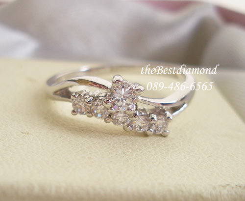 BR415RD+++แหวนน่ารักๆ ดีไซน์ลงตัวสวยงาม ระหว่างเพชรเม็ดเดียว กับ แหวนแถว เพชรสวยมากๆๆ ใส่ติดนิ้วได้เลย แถมใส่ได้สวยทุกนิ้ว