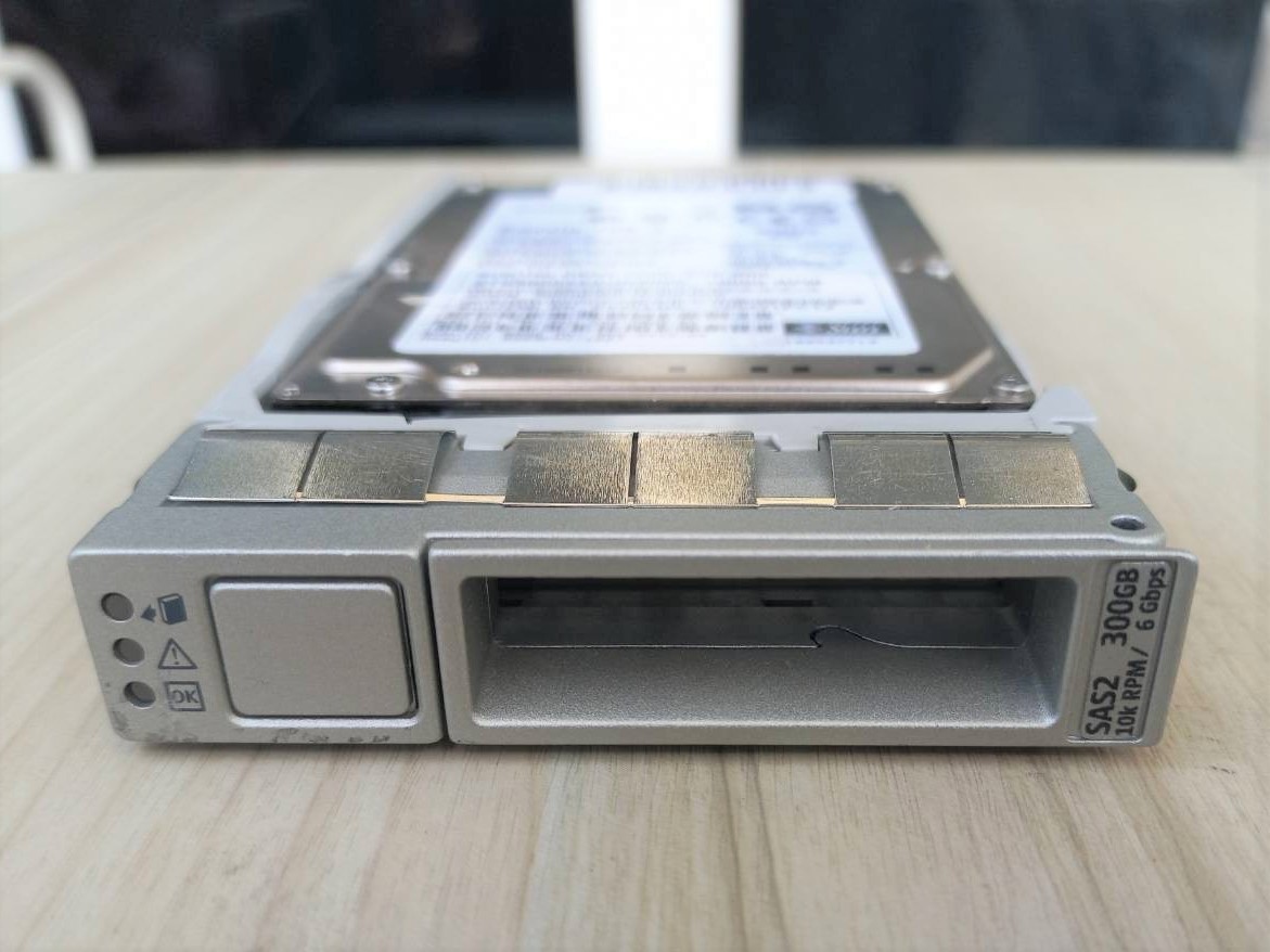 9FK066-045 Seagate 300GB 10000RPM SAS 6.0Gbps 16MB Cache 2.5-inch Hard Drive.