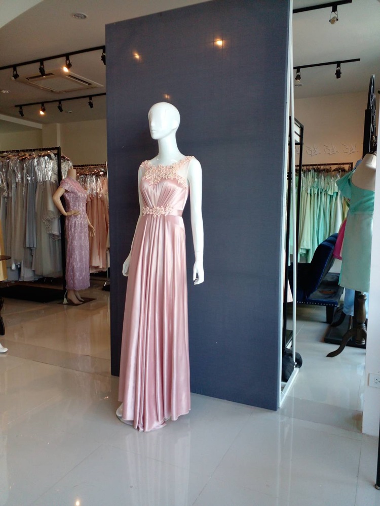 พร้อมส่ง ชุดราตรียาว แขนกุด สีชมพู เนื้อผ้ามันใส่สบาย แต่งมุกปักเลื่อมสวยหรูทั้งอกและเอว