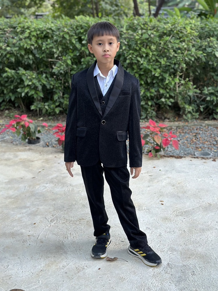 พร้อมเช่า ชุดสูทเด็กชาย สีดำ เนื้อกากเพชร แบบหรูหรา **พร้อมเช่า 120,130,140,150,160,170**
