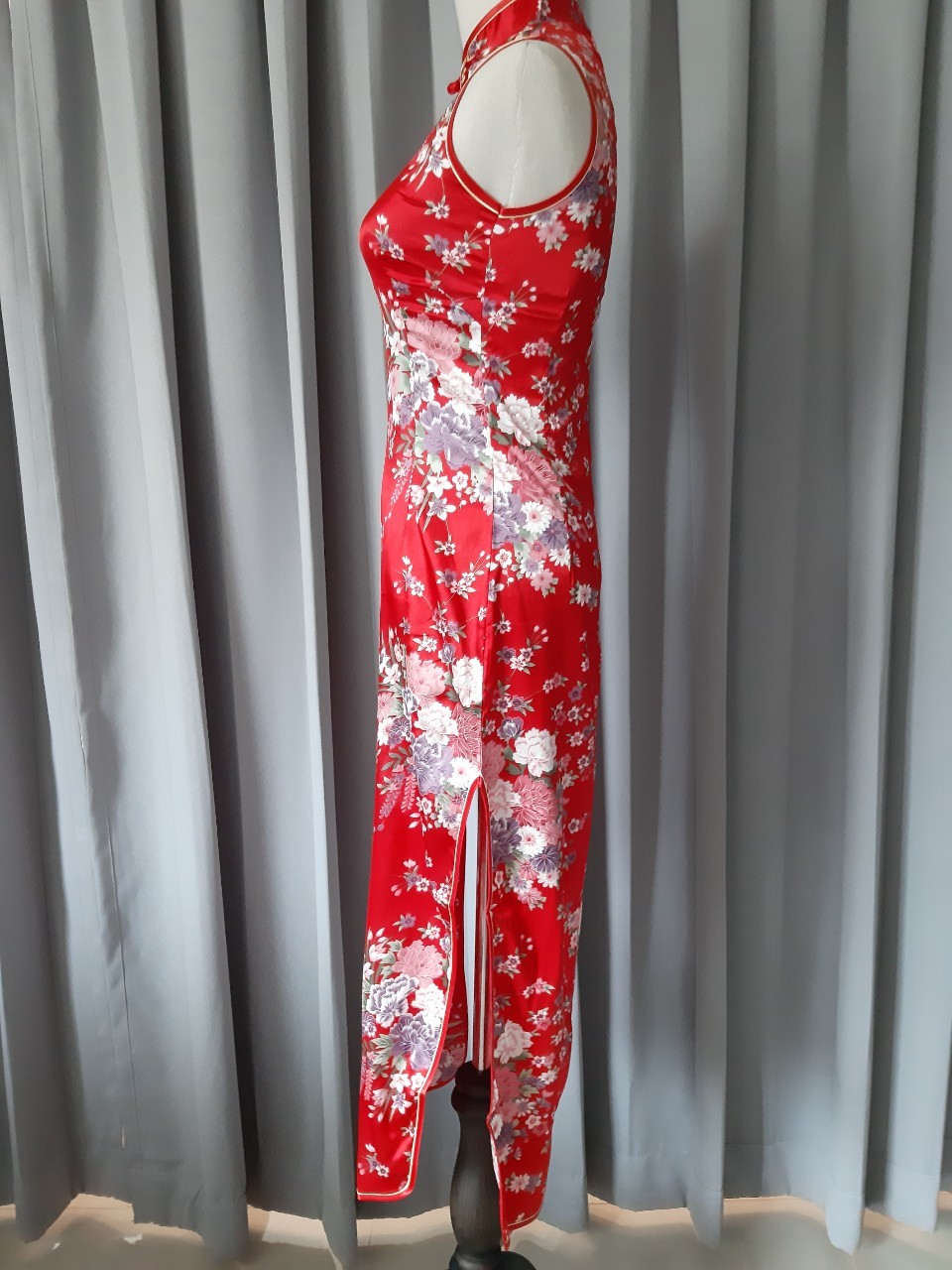 Pre-order กี่เพ้า ผ้าแพร สีแดง พิมพ์ลายดอกไม้ ตัดเย็บอย่างดี