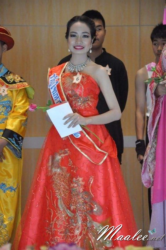 พร้อมส่ง ชุดราตรียาว เกาะอก สีแดง แต่งเลื่อมรูปลายนกยูง (ซิปหลัง)