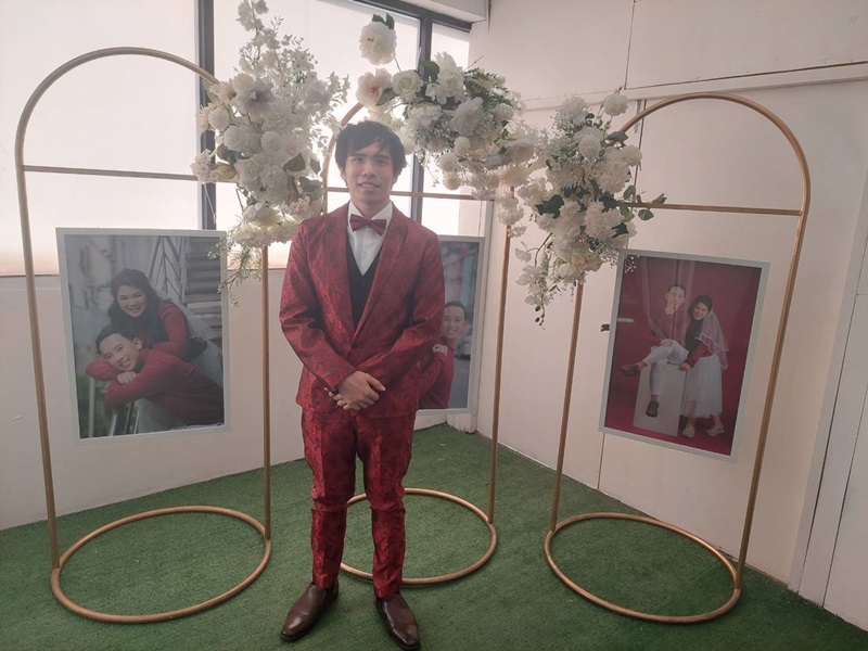 พร้อมเช่า ชุดสูทชาย สีแดง พิมพ์ลาย เนื้อผ้าแพรแบบหรูมาก