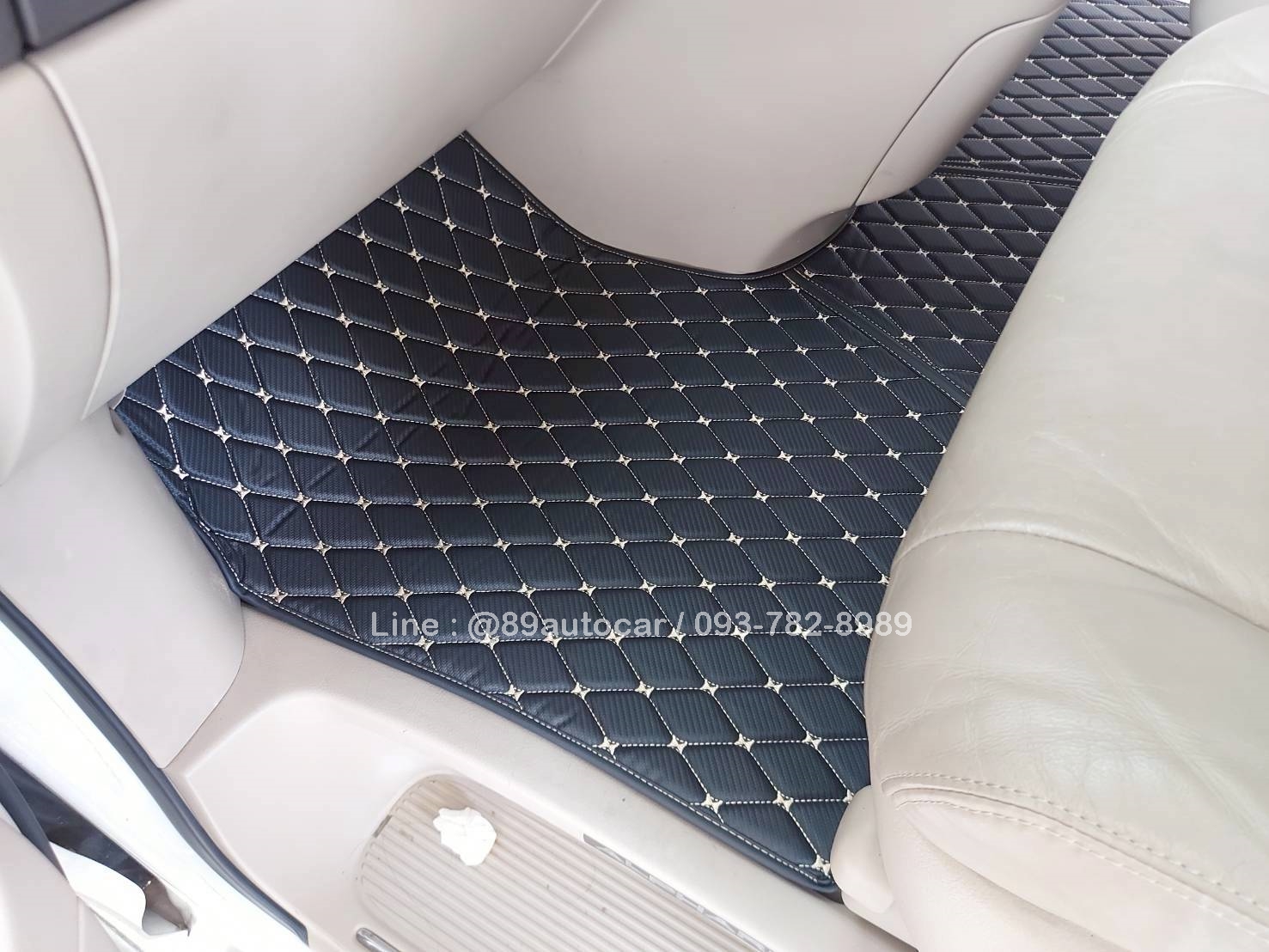 พรมรถตู้ toyota alphard ปี 2003 ปูพรม6D สีดำด้ายทอง ลายเคฟล่า
