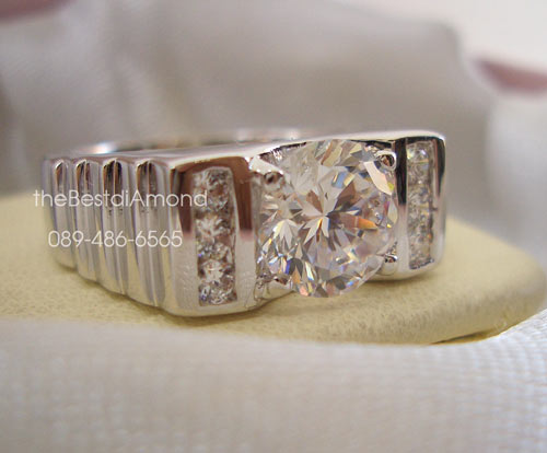 BR814RD+++แหวนชายเพชร 1 กะรัต แบบตัวเรือนยกสูง+++ดูดีมีระดับมากๆๆ หรูหราพอสมควร ตัวเรือนด้านบนยกสูงเล็กน้อย เพชรเล่นไฟดีสุดๆ เหมือนงานร้านจิวเวลลี่เลย
