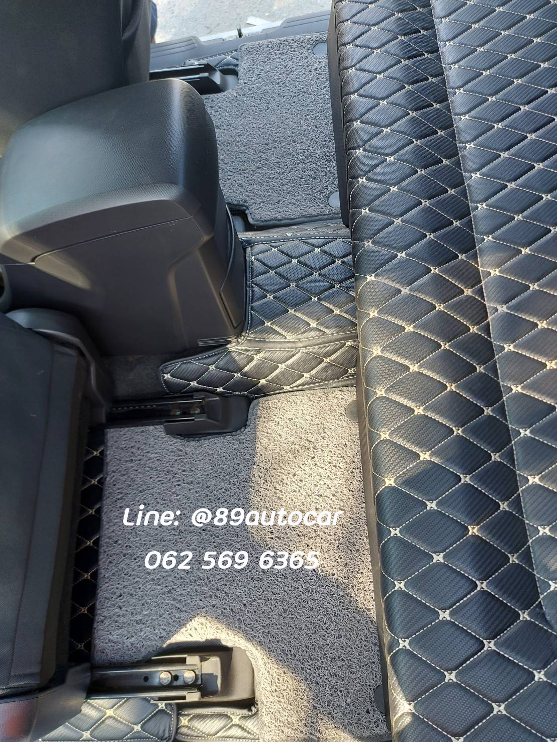 พรมปูพื้นรถยนต์ Isuzu D-Max Cab 2017 ปูพรมเจ็ดดี สีดำด้ายทอง ลายเคฟล่า + ไวนิลสีเทา