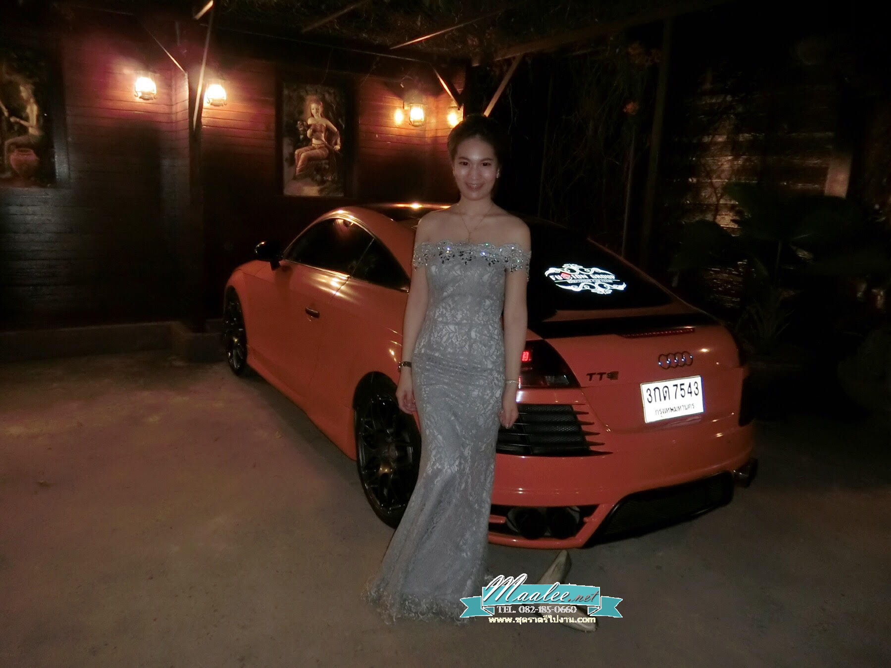 พร้อมเช่า ชุดราตรียาว แบบปาดไหล่ เข้ารูป ทรงหางปลา สีเทา ผ้าลูกไม้ แต่งเลื่อมสุดหรู (เชือกผูกหลัง)