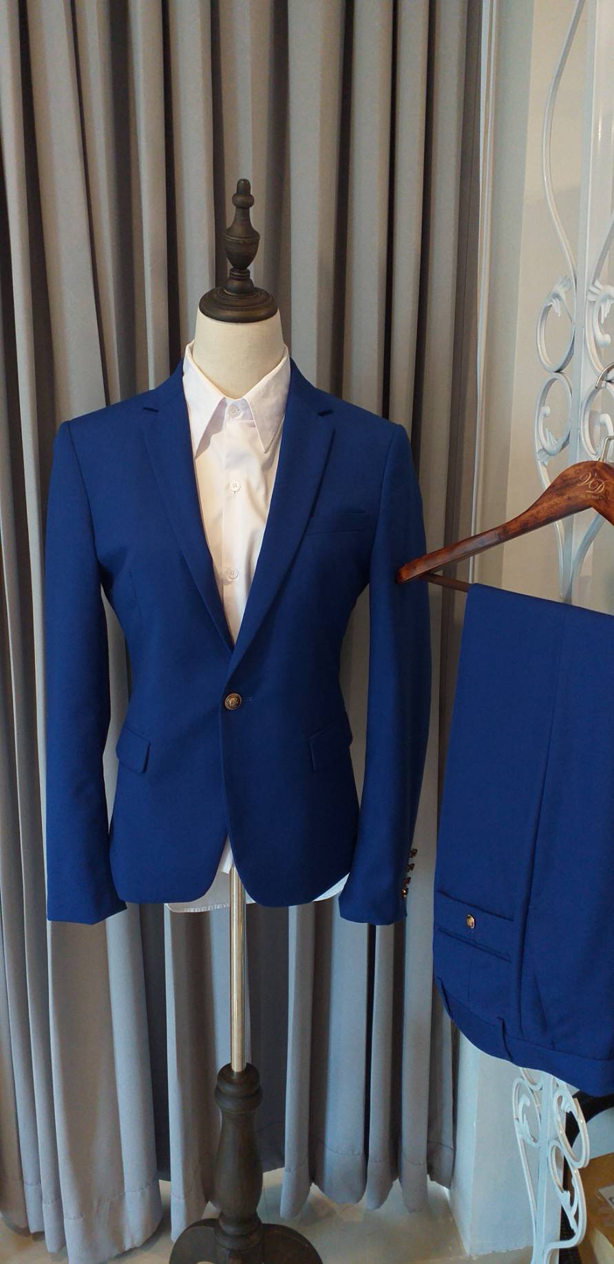 พร้อมเช่า ชุดสูทชาย สีน้ำเงินเข้ารูป แต่งกระดุมทอง (ไม่มีเสื้อกั๊ก)