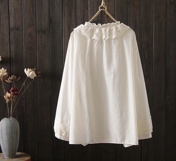 เสื้อลายปักลูกไม้แต่งคอระบาย