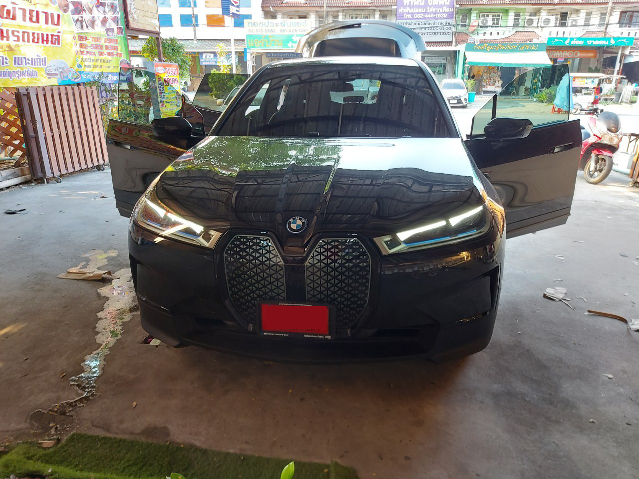 พรมรถยนต์ BMW IX40 (บีเอ็มดับเบิลยู ไอเอ็กซ์) ปูพรมvvip สีกาแฟด้ายทอง ในห้องโดยสาร