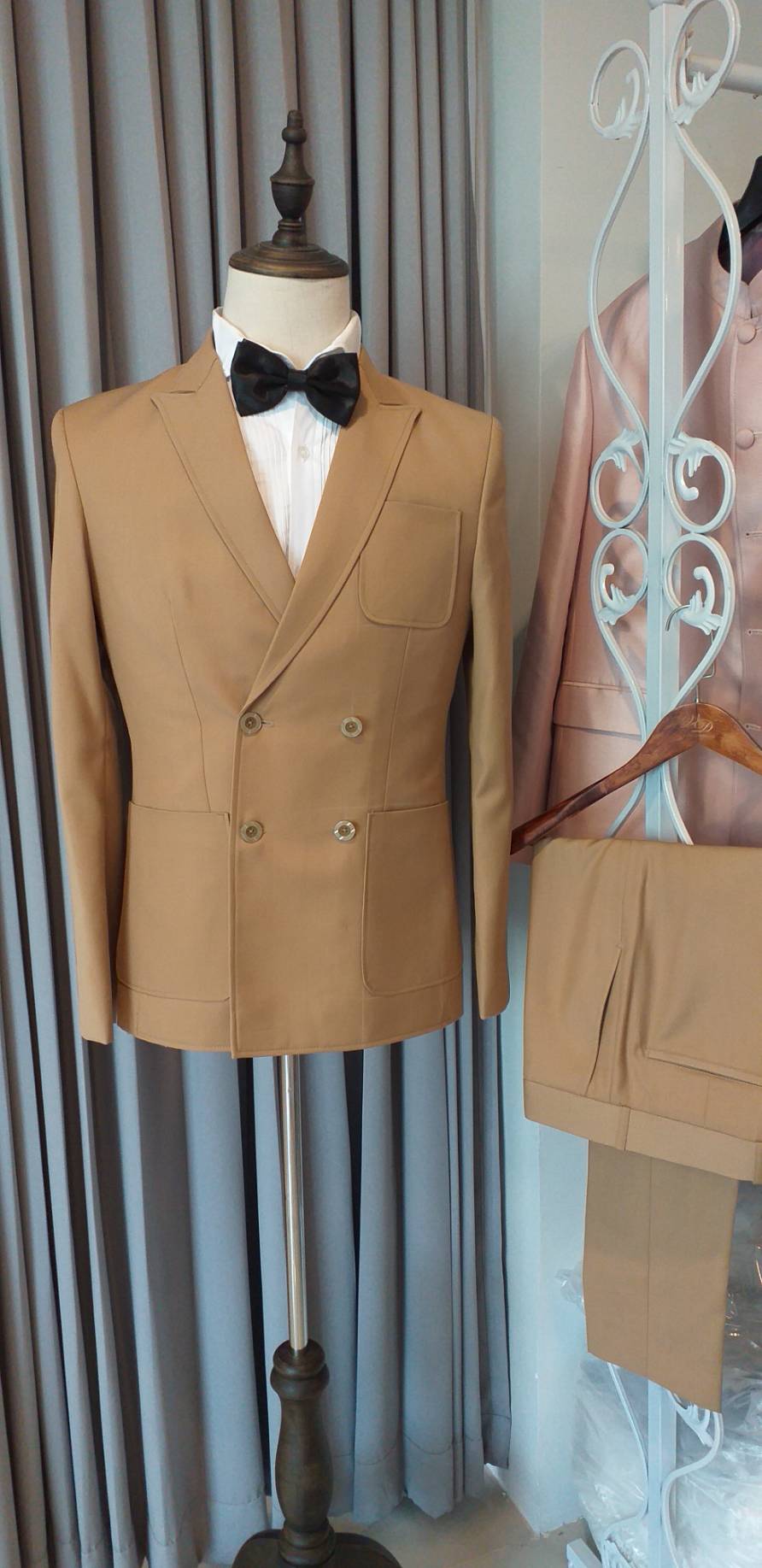 พร้อมเช่า ชุดสูทชาย สีน้ำตาลทอง กระดุม 2 แถว