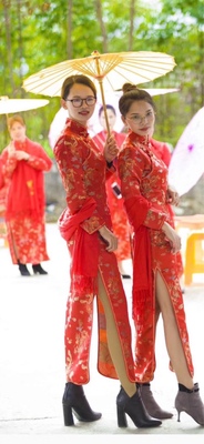 Preorder กี่เพ้า ผ้าไหมจีน สีแดง แขนยาว ลายมังกร ตัดเย็บอย่างดี