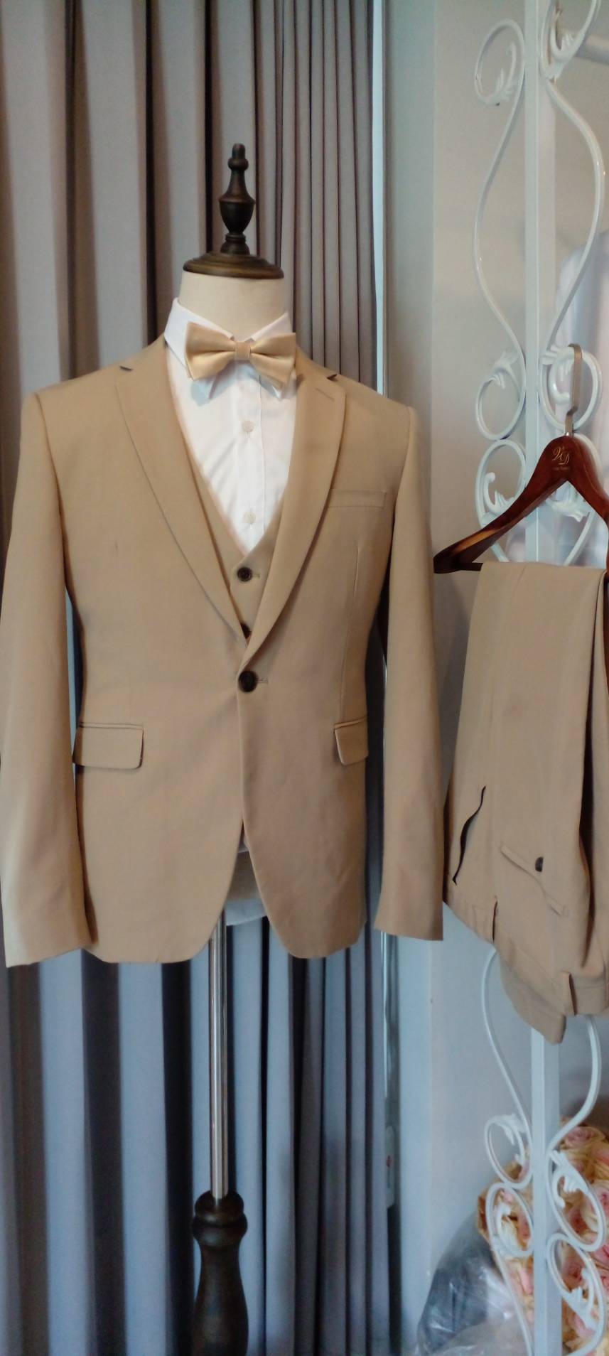 พร้อมเช่า สูทชาย สีกากี สไตล์เกาหลี พร้อมเสื้อกั๊ก