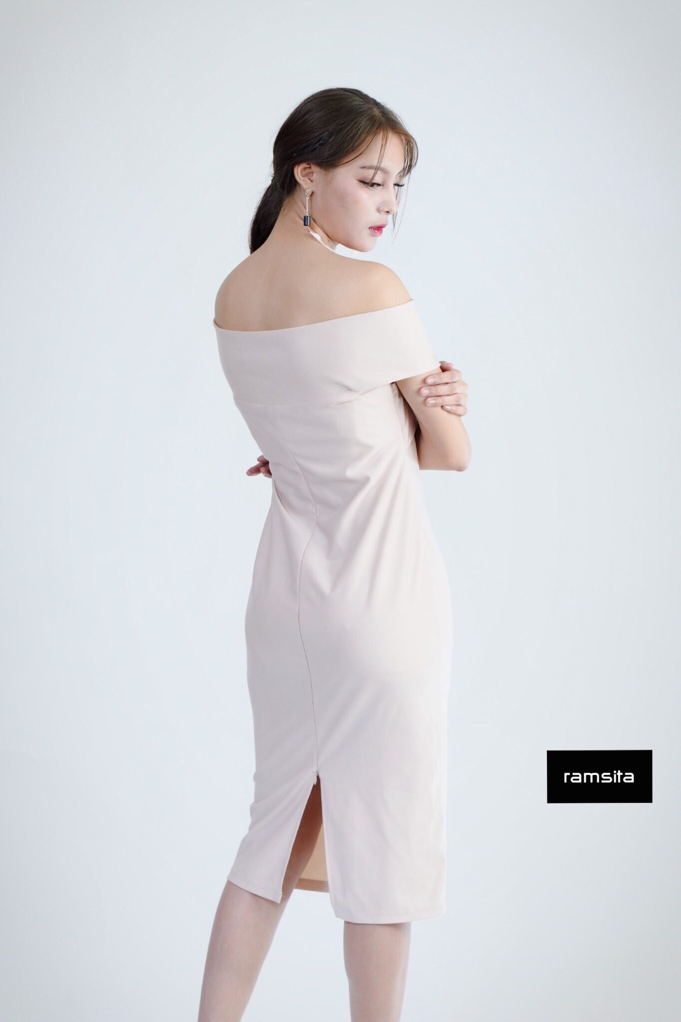 พร้อมเช่า เดรสออกงาน สีนู๊ด เรียบหรู ไหล่ไขว้ ทรงเข้ารูป