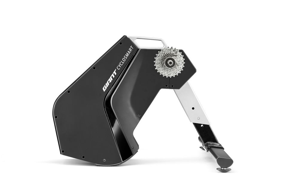 เทรนเนอร์ Giant CYCLOSMART Direct Drive Smart Trainer มอบประสบการณ์การขี่ในร่มที่ดีที่สุด