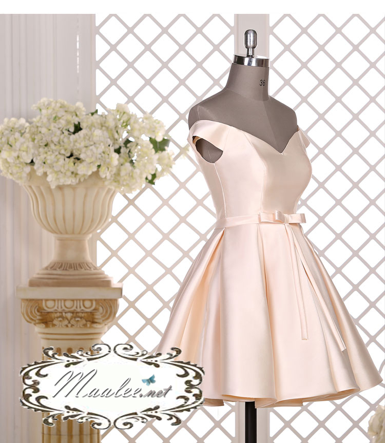 พร้อมเช่า ชุดราตรีสั้น แบบปาดไหล่ ผ้าซาตินเรียบหรู กระโปรงทรงA แต่งโบว์2ชั้น ช่วงเอว สีครีม Champagne (เชือกผูกหลัง)