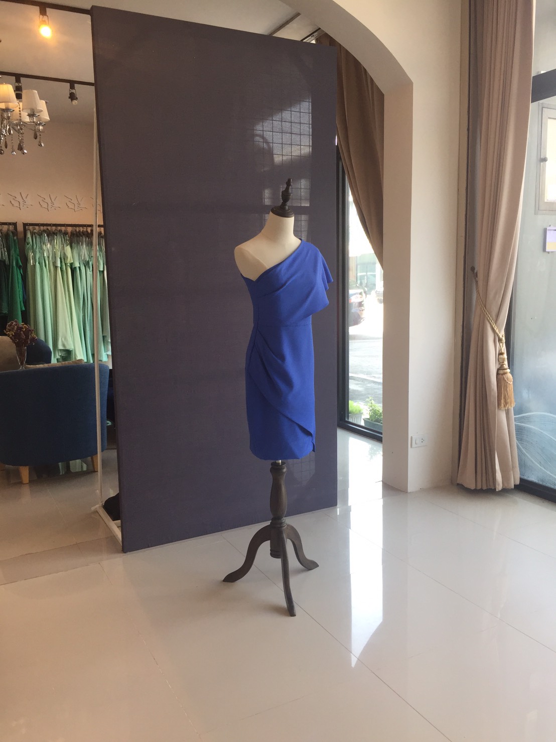 พร้อมเช่า ชุดราตรีสั้น ราตรีไหล่เฉียง ระบายสีฟ้าคราม เนื้อผ้าดีมาก กระโปรงทิ้งตัวสวย