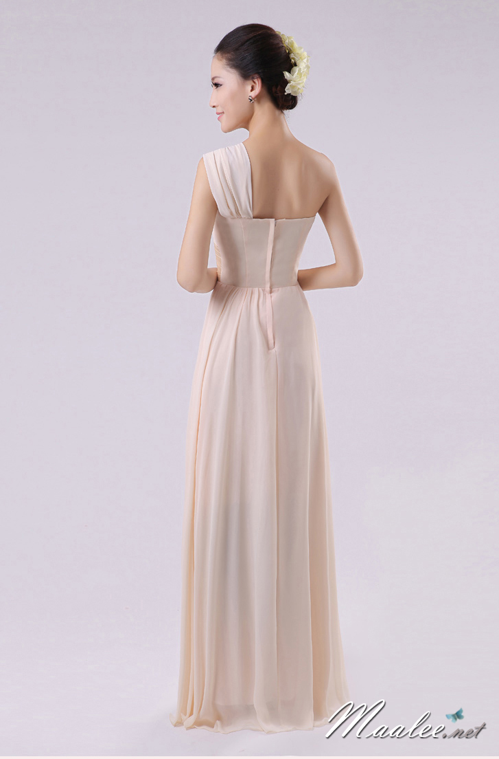 พร้อมส่ง ชุดราตรียาว เกาะอก ไหล่เดียว ผ้าชีฟองพลิ้วสวย คอ sweet heart แต่งเอวผ้าซาติน สีครีม