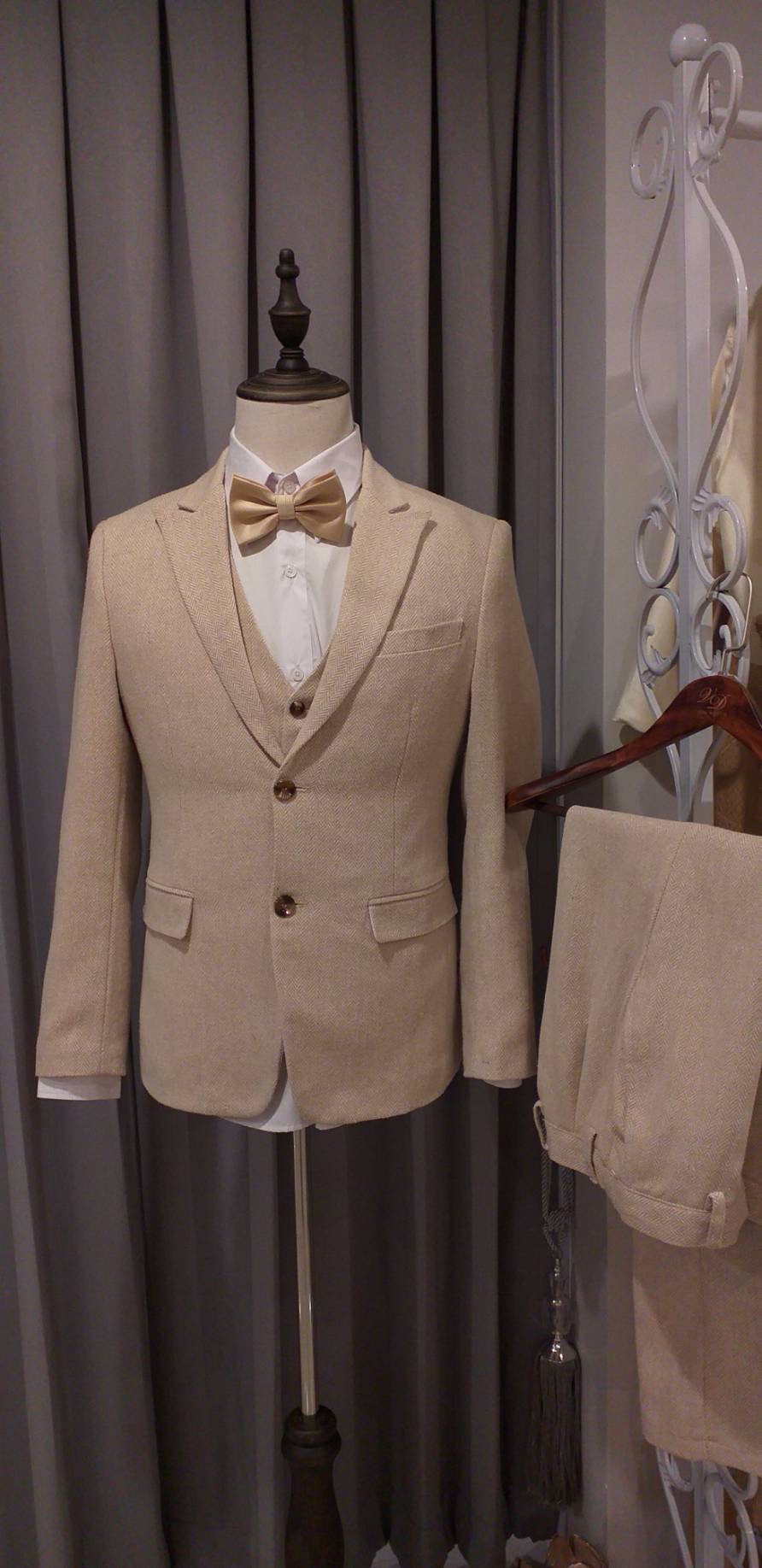 พร้อมเช่า ชุดสูทชาย ผ้าลินิน สีน้ำตาลอ่อน (พร้อมเสื้อกั๊ก)