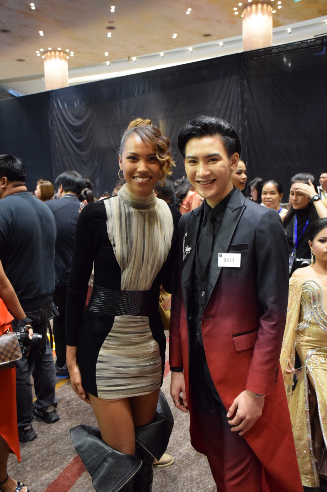 พร้อมเช่า สูทแฟนซี สูท Long Tail สากลแนววินเทจ ไล่เฉดสีโทนแดงดำ