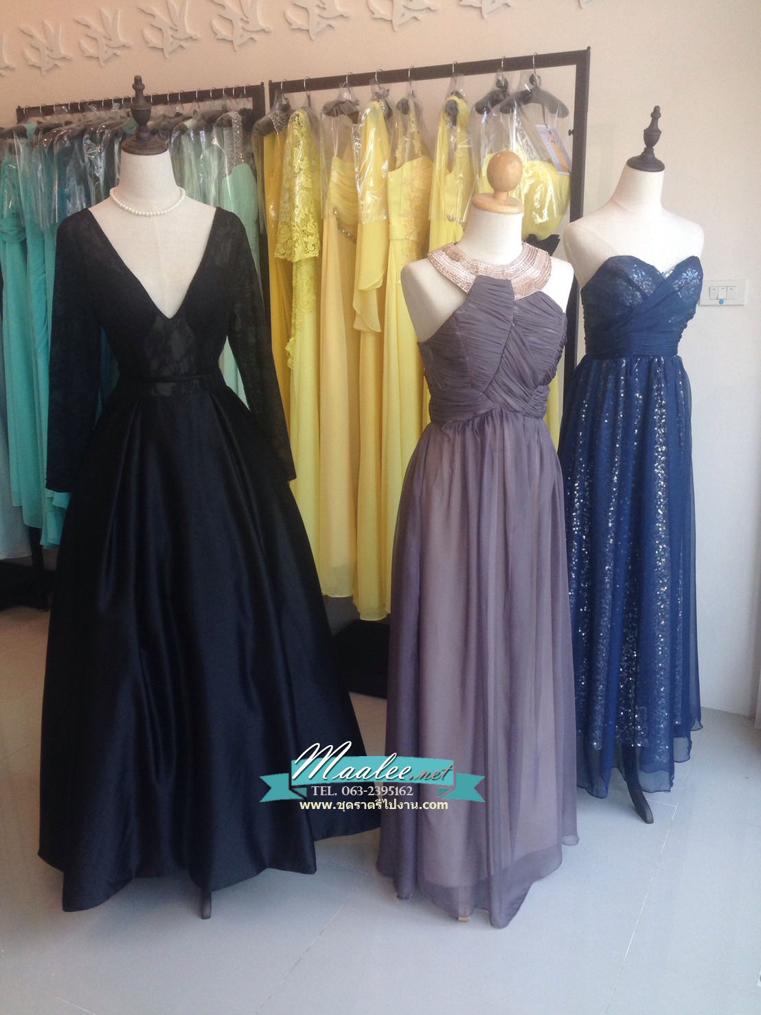 พร้อมเช่า ชุดราตรียาว เกาะอก สีกรมท่า ตัวชุดสวยหรู แต่งเลื่อมทั้งชุด ผ้าด้านนอกเป็นผ้าชีฟอง (เชือกผูกหลัง)