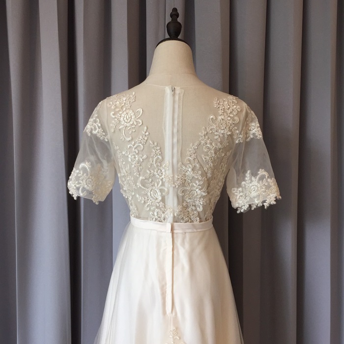 พร้อมเช่า ชุดแต่งงาน มินิมอล ชุดหมั้น ลูกไม้ แขนสั้น หน้าสั้น หลังยาว ชุดพรีเวดดิ้ง สีครีม