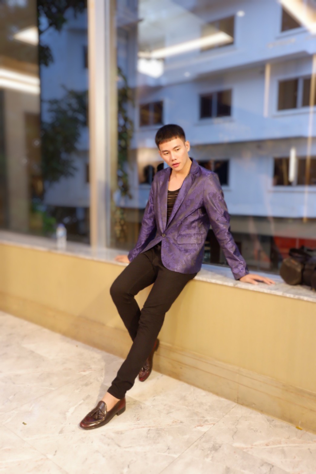 พร้อมเช่า ชุดสูทชาย สีม่วง พิมพ์ลาย เนื้อผ้าแพรแบบหรูมาก ไม่มีเสื้อกั๊ก