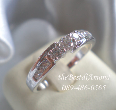 BR074RD+++ดูดีค่ะ แหวนวงนี้ classic เพชรไม่เล็กไม่ใหญ่ หรูหรานิดๆ วางแบบไว้ได้สวยงาม