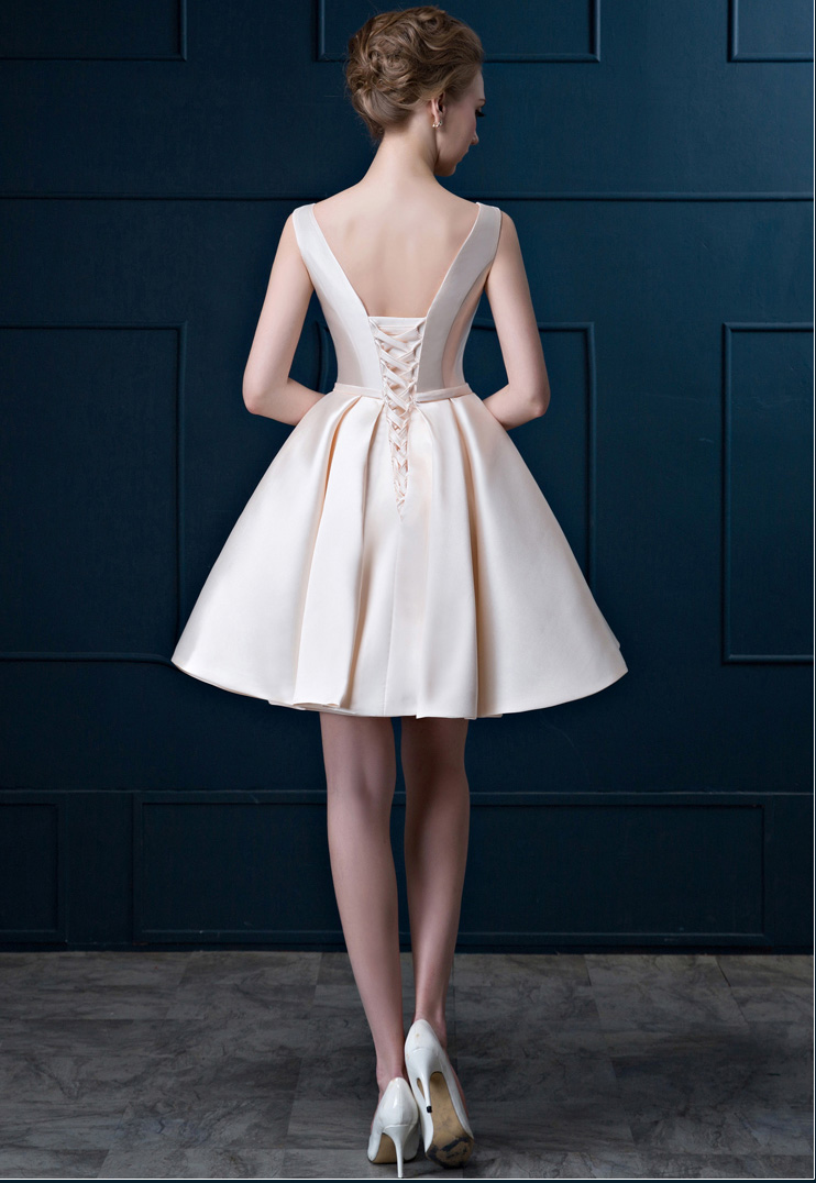 พร้อมเช่า ชุดราตรีสั้น แบบแขนกุด ผ้าซาตินเรียบหรู กระโปรงทรงA แต่งโบว์2ชั้น ช่วงเอว สีครีม Champagne (เชือกผูกหลัง)