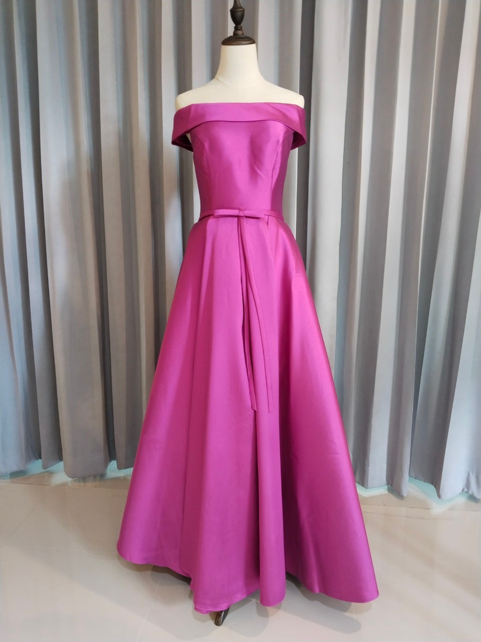 พร้อมเช่า ชุดราตรียาว แบบไหล่ปาด สไตล์วินเทจผ้าไหมดัชเชส กระโปรงทรงA แต่งโบว์2ชั้น ช่วงเอว สีม่วง (เชือกผูกหลัง)