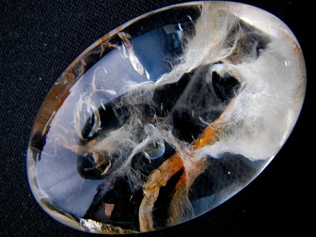 QU0026 QUARTZ แก้วข่ามกาบน้ำใส หมอกพิรุณคุ้มครองกาย ภายในมีแผ่นกาบเงินกาบทองลอยพริ้วกระจายทั่วเม็ดขนาดใหญ่ ขนาดเม็ดแก้ว 27.97x41.65x18.42 mm.