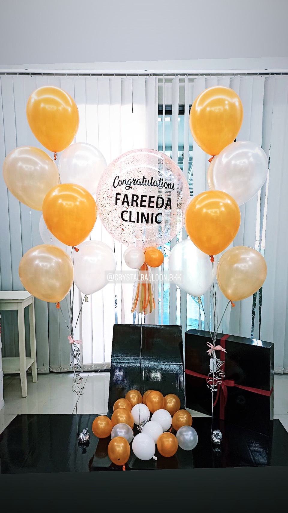 Surprise Box กล่องเซอร์ไพรส์แสดงความยินดี Bubble ขนาด 24" โทนสี ส้ม สะดุดตา พร้อมตกแต่ง ช่อลูกโป่ง 2 ช่อ (ไม่รวมค่าทำกล่องดำ) สามารถเปลี่ยนสีลูกโป่ง/ข้อความได้