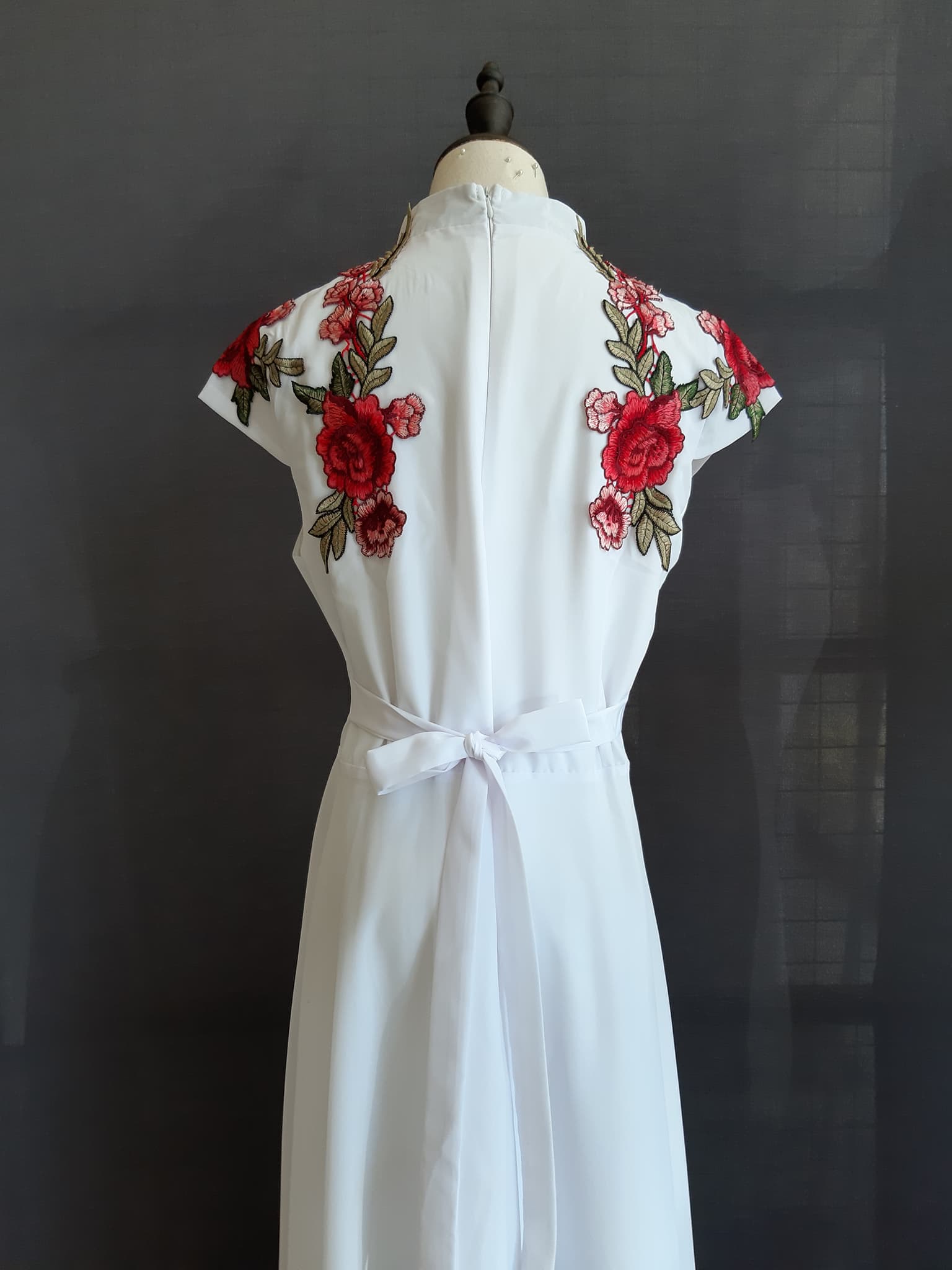 Pre-order กี่เพ้า แขนล้ำ ผ้าไหมจีน สีขาว ทอลายดอกไม้ ตัดเย็บอย่างดี