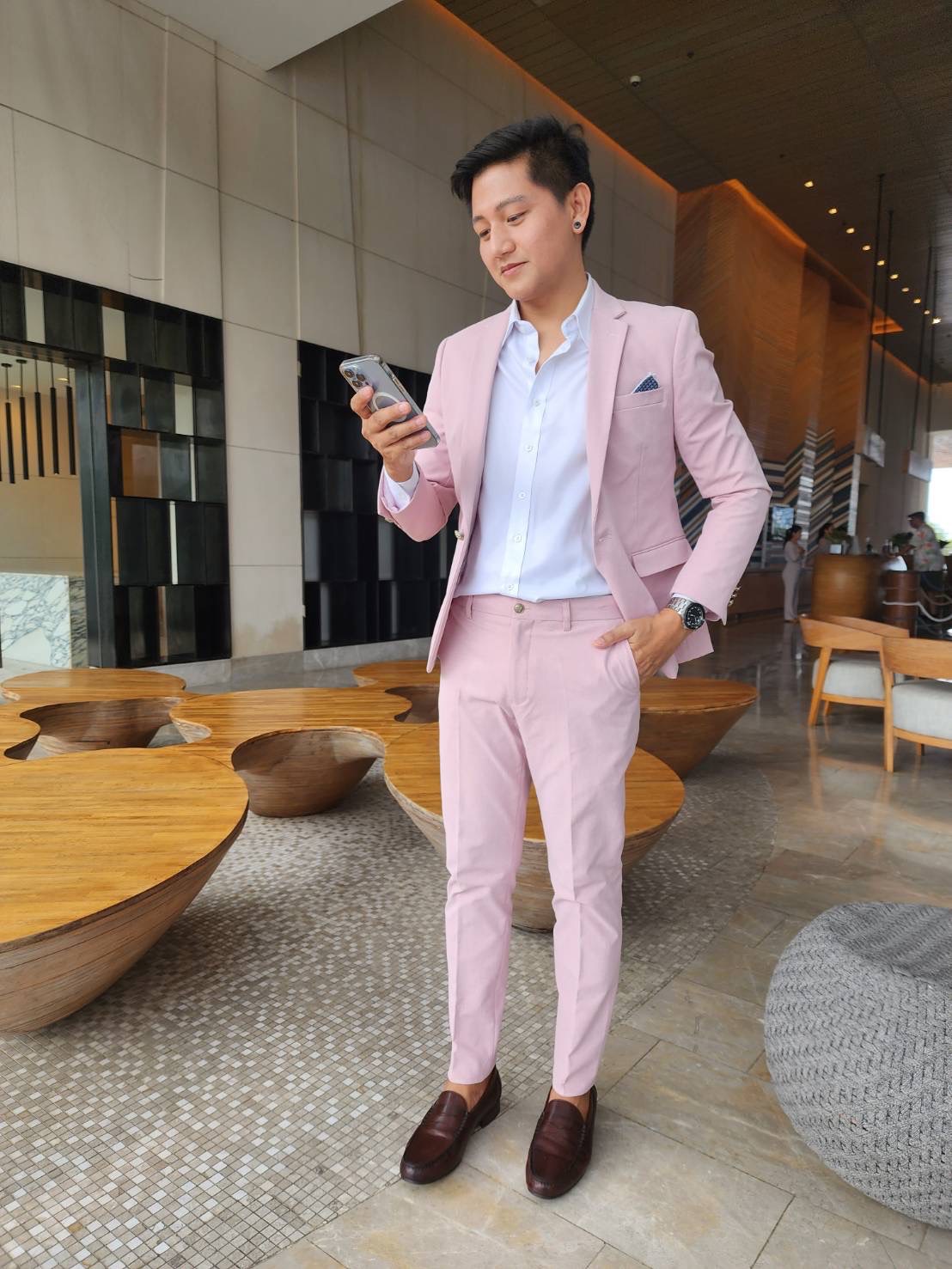 พร้อมเช่า ชุดสูทชาย สีชมพูพาสเทล Pastel Pink ทรงเข้ารูป สไตล์เกาหลี (ไม่มีเสื้อกั๊ก)