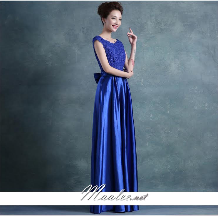 พร้อมเช่า ชุดราตรียาว แขนกุด สีน้ำเงิน อกแต่งลูกไม้ กรโปรงเนื้อผ้ามัน คาดเอวคริสตัล เซ็กซี่ผ้าหลัง เพิ่มเข็มกลัดโบว์ช่วงหลัง