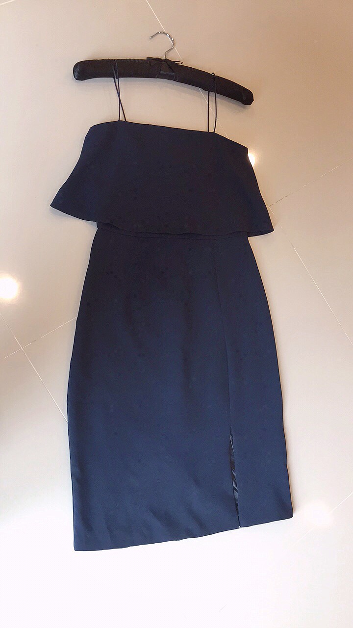 พร้อมเช่า มินิเดรส ทรงยอดนิยม แต่งระบายอก กระโปรงทรงดินสอ สีขาว