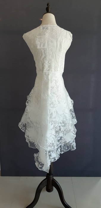 Pre-order เดรสขาว พรีเวดดิ้ง หน้าสั้นหลังยาว แขนกุด ลายดอกไม้ เรียบหรู