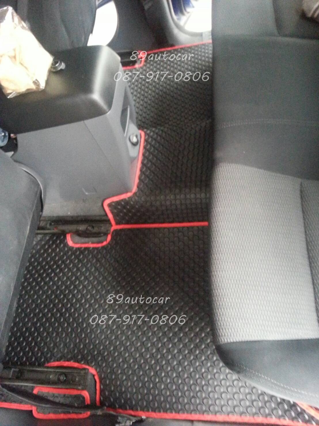 พรมรองพื้นรถยนต์ Mazda BT-50 4 ประตู ลายกระดุมสีดำขอบแดง